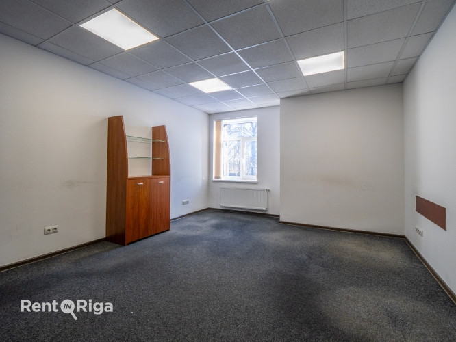 Birojs ar savu privāto sanmezglu kabinetā.  Platība: 22.4 m  Telpas apraksts: + Kondicionieris + Rīga - foto 2