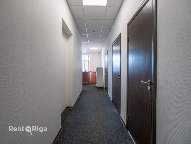 Birojs ar savu privāto sanmezglu kabinetā.  Platība: 22.4 m  Telpas apraksts: + Kondicionieris + Rīga - foto 9