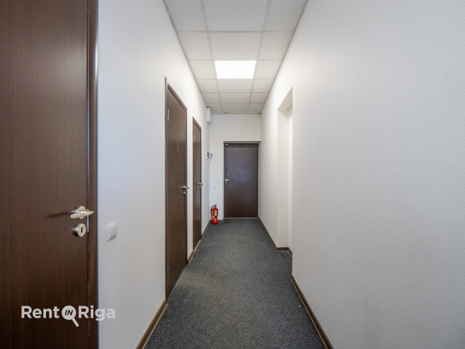 Birojs ar savu privāto sanmezglu kabinetā.  Platība: 22.4 m  Telpas apraksts: + Kondicionieris + Rīga - foto 7