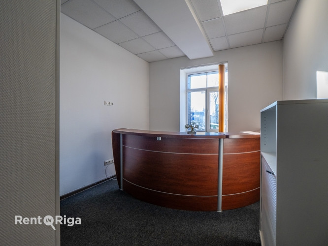 Birojs ar savu privāto sanmezglu kabinetā.  Platība: 22.4 m  Telpas apraksts: + Kondicionieris + Rīga - foto 6