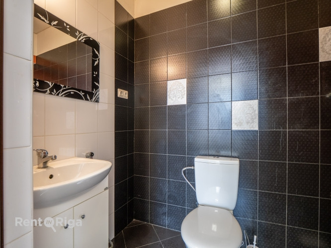 Birojs ar savu privāto sanmezglu kabinetā.  Platība: 22.4 m  Telpas apraksts: + Kondicionieris + Rīga - foto 4