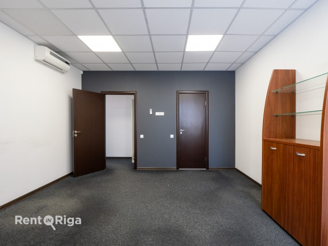 Birojs ar savu privāto sanmezglu kabinetā.  Platība: 22.4 m  Telpas apraksts: + Kondicionieris + Rīga - foto 3