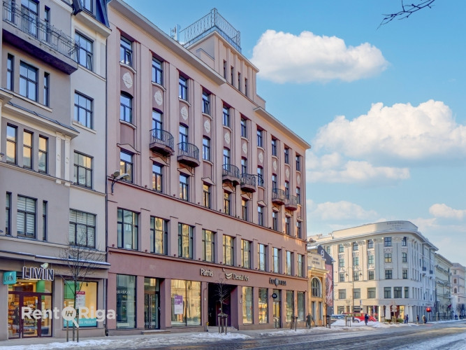 Augstas redzamības komerctelpas Rīgas centrā  Tiek piedāvātas nomai komerctelpas pašā Rīgas Rīga - foto 1