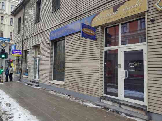 Tirdzniecības telpas centrā, Marijas ielā.  Šobrīd telpas ir sadalīts 3 mazos kabinetos. Iespējams t Rīga