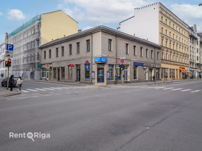 Tirdzniecības telpas centrā, Marijas ielā.  Šobrīd telpas ir sadalīts 3 mazos kabinetos. Rīga - foto 1