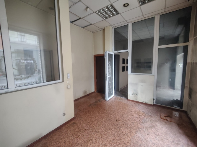 Tirdzniecības telpas centrā, Marijas ielā.  Šobrīd telpas ir sadalīts 3-4 mazos kabinetos. Iespējams Рига - изображение 8