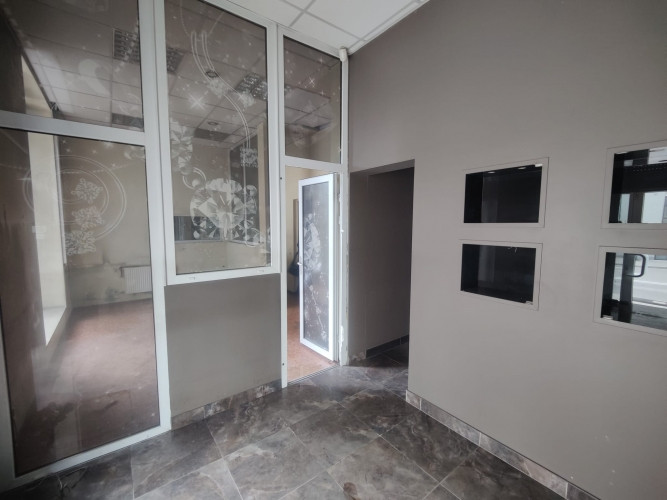 Tirdzniecības telpas centrā, Marijas ielā.  Šobrīd telpas ir sadalīts 3-4 mazos kabinetos. Iespējams Рига - изображение 7