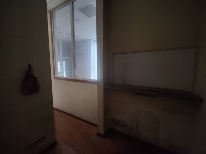 Tirdzniecības telpas centrā, Marijas ielā.  Šobrīd telpas ir sadalīts 3-4 mazos kabinetos. Iespējams Рига - изображение 9