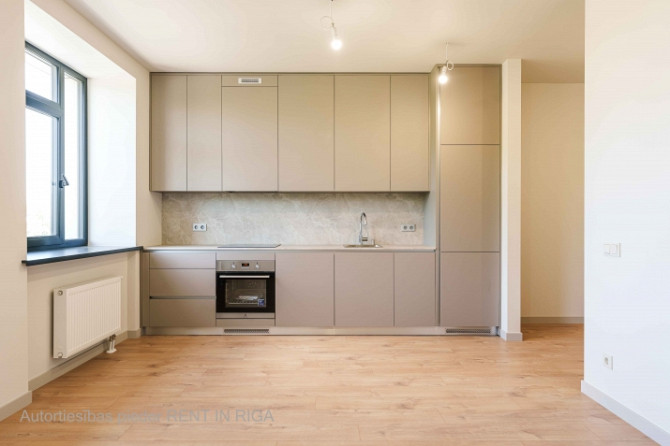 Mūsdienīgs un līdz detaļām pārdomāts 3-istabu dzīvoklis Lielirbes ielā 9a  lokācijā, kas Rīga - foto 1