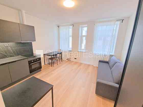 Фасадный дом, реновированный дом, закрытый двор, вход с улицы, лестничная клетка Rīga