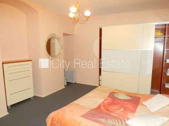 Фасадный дом, панельный дом, благоустроенная озеленённая территория, бесплатная Rīga