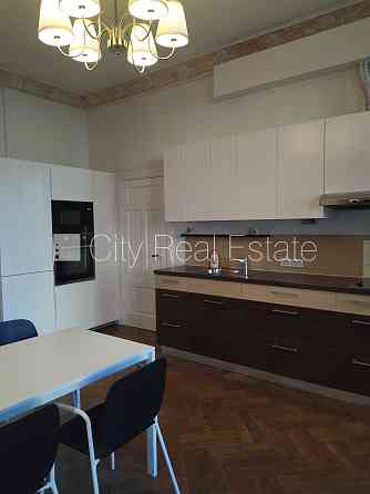 Реновированный дом, место для машины, лифт, балкон, количество спален 2 шт., Rīga