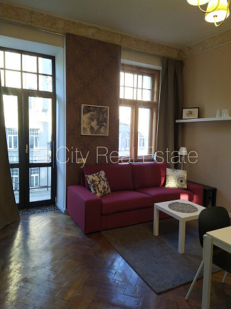 Renovēta māja, vieta automašīnai, ir lifts, balkons, guļamistabu skaits 2 gab., istabas Rīga - foto 1