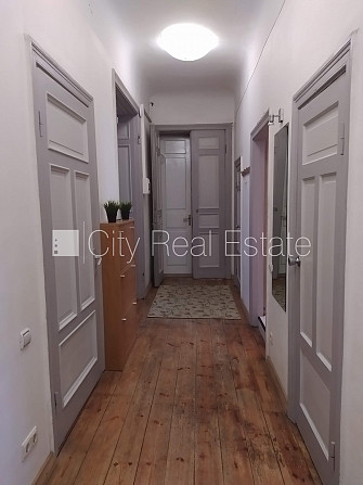 Pagalma ēka, renovēta māja, slēgts pagalms, ieeja no pagalma, kāpņu telpa pēc kosmētiskā Rīga - foto 20