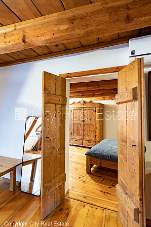 Fasādes māja, renovēta māja, bruģēts piebraucamais ceļš, ieeja no ielas, logi vērsti Rīga - foto 11