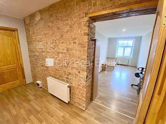 Здание во дворе, реновированный дом, закрытый двор, вход с улицы и со двора, Rīga