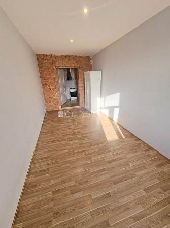 Здание во дворе, реновированный дом, закрытый двор, вход с улицы и со двора, Рига - изображение 9