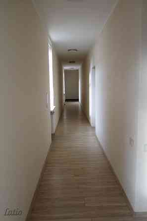 Tiek izīrēts dzīvoklis renovētā mājā pašā pilsētas centrā. Līdzās veikali, kafejnīcas, skolas, sport Рига