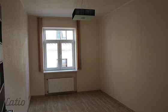 Tiek izīrēts dzīvoklis renovētā mājā pašā pilsētas centrā. Līdzās veikali, kafejnīcas, skolas, sport Рига