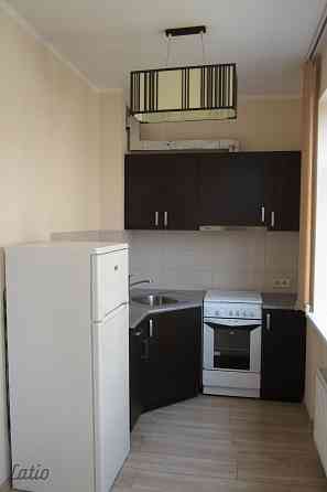 Tiek izīrēts dzīvoklis renovētā mājā pašā pilsētas centrā. Līdzās veikali, kafejnīcas, skolas, sport Рига