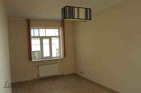 Tiek izīrēts dzīvoklis renovētā mājā pašā pilsētas centrā. Līdzās veikali, kafejnīcas, skolas, sport Рига