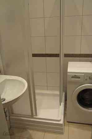 Tiek izīrēts dzīvoklis renovētā mājā pašā pilsētas centrā. Līdzās veikali, kafejnīcas, skolas, sport Рига