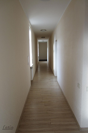 Tiek izīrēts dzīvoklis renovētā mājā pašā pilsētas centrā. Līdzās veikali, kafejnīcas, skolas, sport Рига - изображение 5