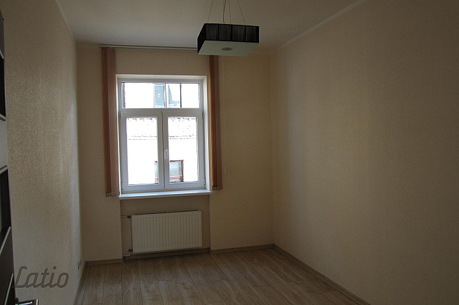 Tiek izīrēts dzīvoklis renovētā mājā pašā pilsētas centrā. Līdzās veikali, kafejnīcas, skolas, sport Рига - изображение 4