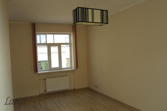 Tiek izīrēts dzīvoklis renovētā mājā pašā pilsētas centrā. Līdzās veikali, kafejnīcas, skolas, sport Рига - изображение 1