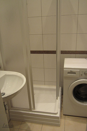 Tiek izīrēts dzīvoklis renovētā mājā pašā pilsētas centrā. Līdzās veikali, kafejnīcas, skolas, sport Рига - изображение 3