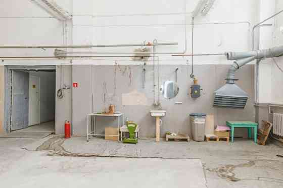 Industriālais parks Ziepniekalnā iznomā telpas bez apkures.  Telpām ir nepieciešams remonts. Ir vair Рига