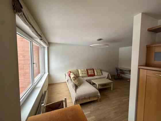 Izīrē gaišu 3 istabu dzīvokli!  Ienākot dzīvoklī ir neliels priekšnams, kuram seko viesistaba, kas a Rīga