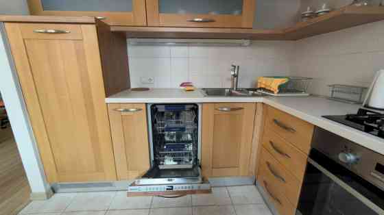 Izīrē gaišu 3 istabu dzīvokli!  Ienākot dzīvoklī ir neliels priekšnams, kuram seko viesistaba, kas a Rīga