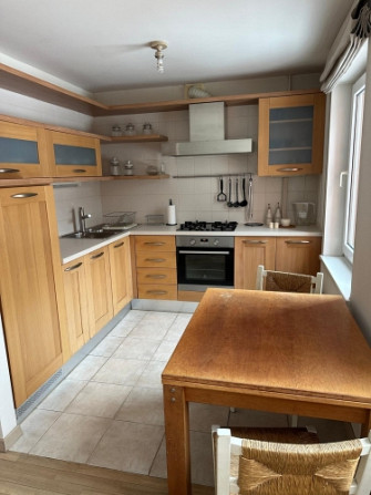 Izīrē gaišu 3 istabu dzīvokli!  Ienākot dzīvoklī ir neliels priekšnams, kuram seko viesistaba, kas a Рига - изображение 3