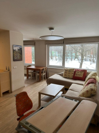 Izīrē gaišu 3 istabu dzīvokli!  Ienākot dzīvoklī ir neliels priekšnams, kuram seko viesistaba, kas a Рига - изображение 1