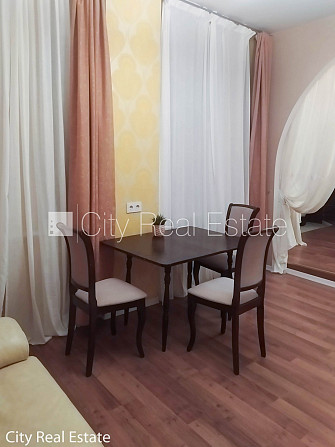 Pagalma māja, ieeja no pagalma, logi vērsti uz pagalma pusi, viesistaba, virtuve, halle, mainīti Rīga - foto 19