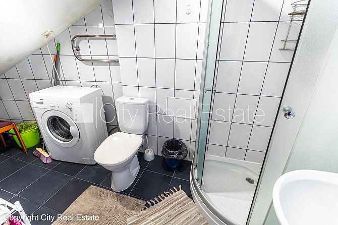 Pagalma māja, ieeja no pagalma, logi vērsti uz pagalma pusi, viesistaba, virtuve, halle, mainīti Rīga - foto 7