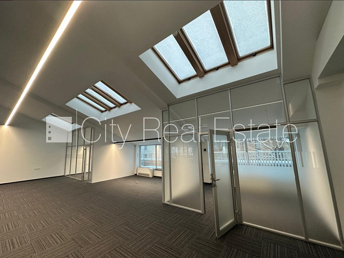 Pagalma māja, iežogota teritorija, ieeja no pagalma, kāpņu telpa pēc kapitālā remonta, logi Rīga - foto 20