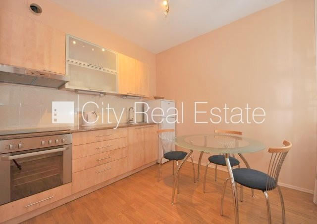 Pagalma māja, iežogota teritorija, ieeja no pagalma, kāpņu telpa pēc kapitālā remonta, logi Rīga - foto 8