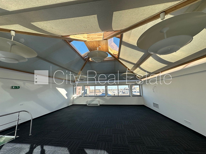 Pagalma māja, iežogota teritorija, ieeja no pagalma, kāpņu telpa pēc kapitālā remonta, logi Rīga - foto 17