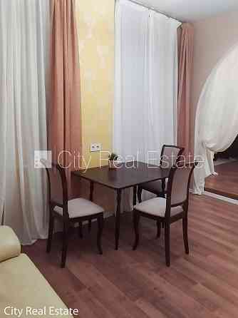 Новостройка, энергоэффективный дом, территория обнесена забором, возможность Rīga