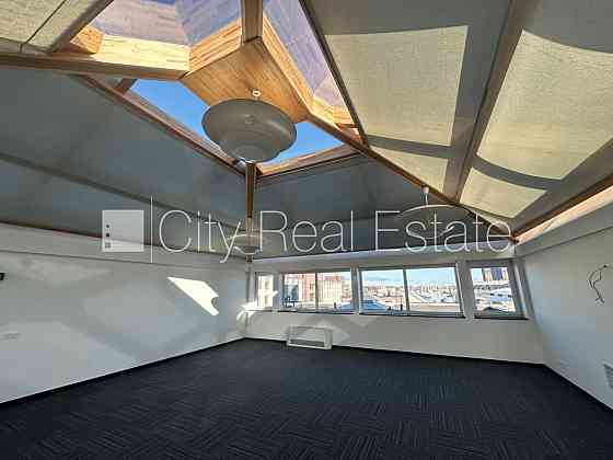 Новостройка, энергоэффективный дом, территория обнесена забором, вход с улицы, во Рига