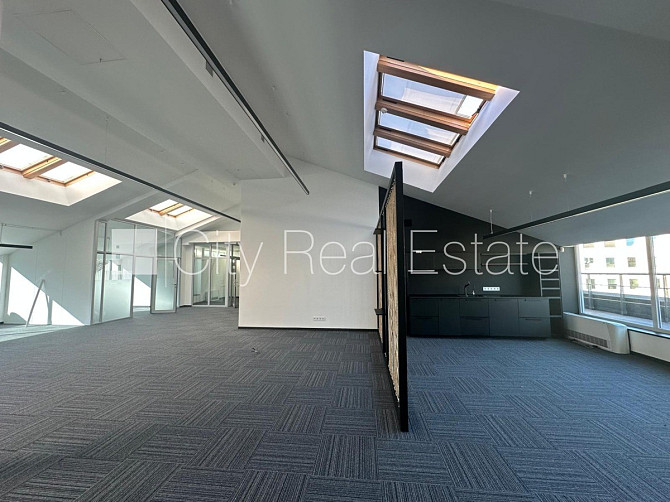 Новостройка, энергоэффективный дом, территория обнесена забором, вход с улицы, во Рига - изображение 11