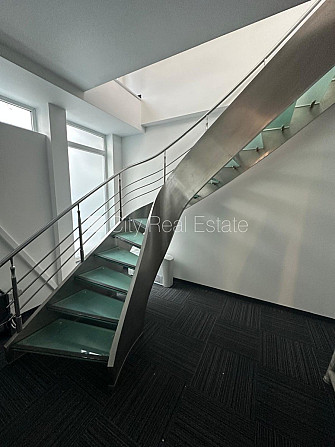 Новостройка, энергоэффективный дом, территория обнесена забором, вход с улицы, во Рига - изображение 15