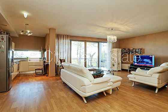 Благоустроенный озеленённый двор, подземная стоянка, во дворе детская игровая Jūrmala