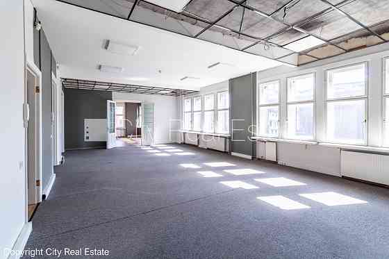 Фасадный дом, реновированный дом, вход с улицы, лифт, лестничная клетка после Рига