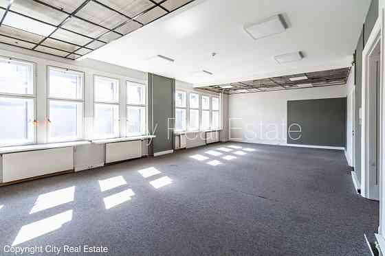 Фасадный дом, реновированный дом, вход с улицы, лифт, лестничная клетка после Рига