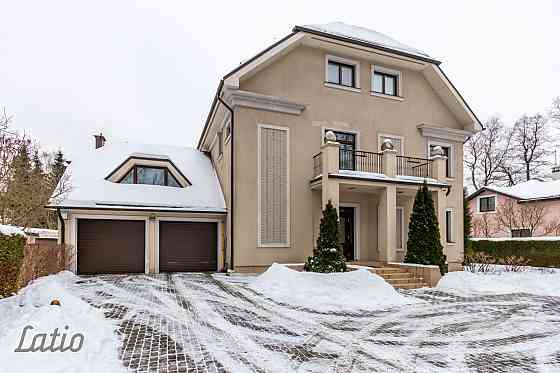 Pārdod plašu, kvalitatīvi būvētu un pilnībā aprīkotu trīs stāvu māju ar pārdomātu plānojumu un augst Rīga