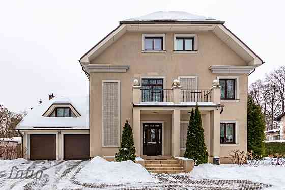 Pārdod plašu, kvalitatīvi būvētu un pilnībā aprīkotu trīs stāvu māju ar pārdomātu plānojumu un augst Rīga