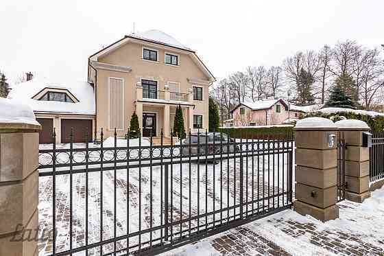 Pārdod plašu, kvalitatīvi būvētu un pilnībā aprīkotu trīs stāvu māju ar pārdomātu plānojumu un augst Rīga